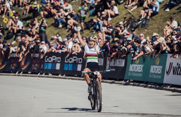 Conselhos de Evie Richards para competir no XCO: "Eu misturo metade da água com RedBull em minha garrafa"