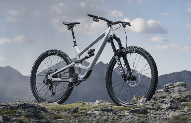 The new RockShox Flight Attendant in action, attention to the noise!