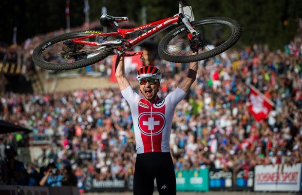 Nino Schurter y Kate Courtney, campeones del mundo 2018