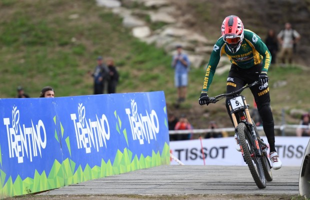 Greg Minnaar sagra-se Campeão Mundial de DH com quase 40 anos, Myriam Nicole vence nas mulheres
