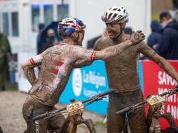 Simon Andreassen ha sido intervenido de urgencia y no tomará la salida de la Cape Epic