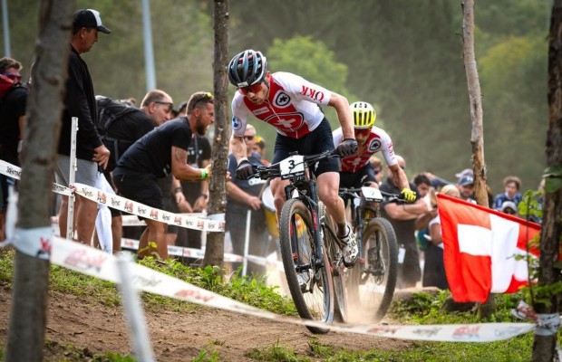 Mathias Fluckiger critica a última manobra de Schurter: "Não acho certo empurrar seu próprio companheiro de equipe dessa maneira"
