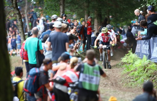 Este foi o fim emocionante entre Schurter e Fluckiger no Campeonato Mundial XCO