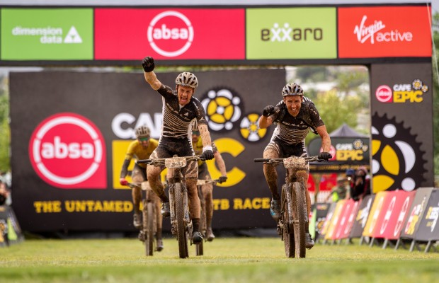 Martin Frey y Simon Stiebjahn ganan una apretada etapa 6 en la Cape Epic 2021