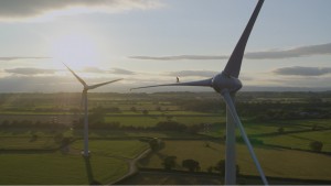 Danny MacAskill rueda por el aspa de un molino eólico en su último vídeo