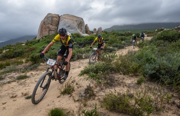 5 minutos de vídeo com o melhor da Etapa 5 no Absa Cape Epic 2021