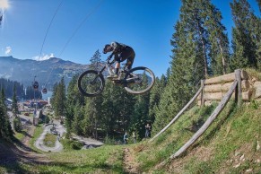 Assim desce Nino Schurter pelo circuito de DH de Lenzerheide