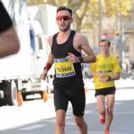 El ciclista del Ineos Adam Yates baja de las 3 horas en maratón