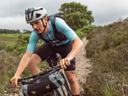 Apidura apresenta mochila de hidratação para gravel de competição