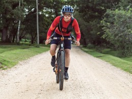 Apidura apresenta mochila de hidratação para gravel de competição