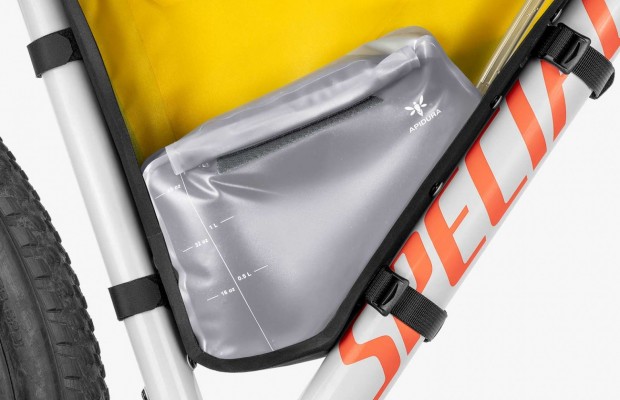 Apidura apresenta bolsa de hidratação para bikepacking
