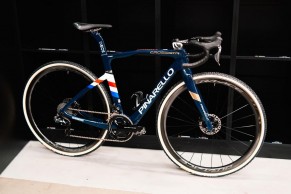 Tom Pidcock estrena una inédita Pinarello Crossista