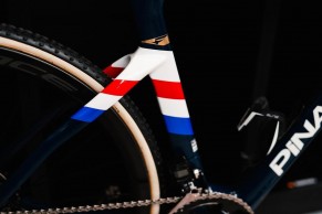 Tom Pidcock estrena una inédita Pinarello Crossista