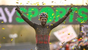 Van Aert se estrena por todo lo alto en ciclocross, Pidcock se resiente