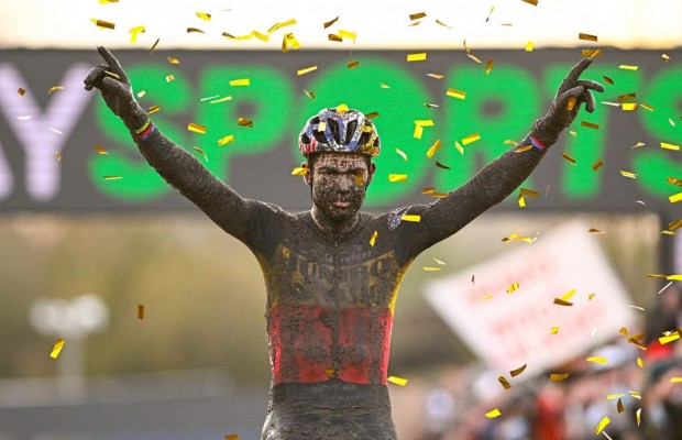 Van Aert se estrena por todo lo alto en ciclocross, Pidcock se resiente
