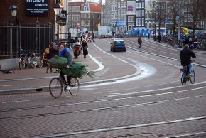 Carrying the Christmas tree on a bike is becoming a trend, how to do it?