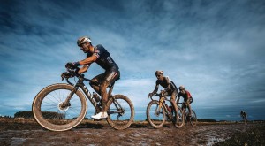 Van der Poel machuca o joelho em uma queda, mas vai cumprir seu calendário