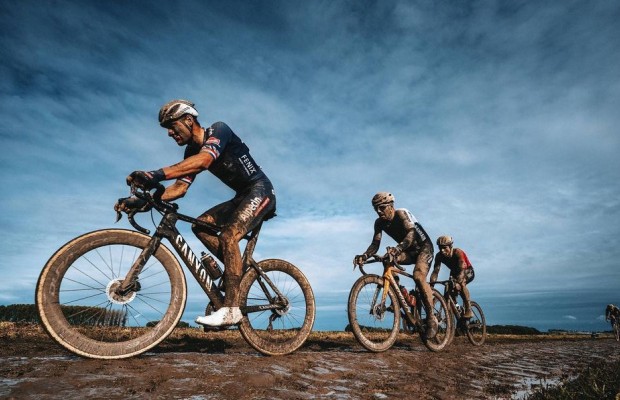 Van der Poel se lesiona la rodilla en una caída, pero mantendrá su calendario