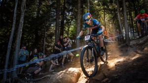 Como a troca de bicicleta afeta o profissional? Kate Courtney explica sua experiência com a nova Spark