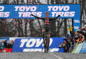 Vanthourenhout vence em Namur e Pidcock é o segundo depois de várias quedas