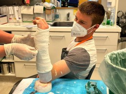 Anton Cooper é atropelado e sofre uma fratura do escafoide