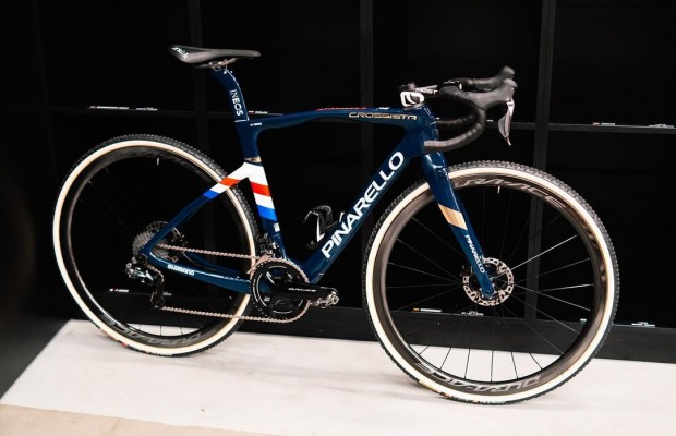 Tom Pidcock estreia uma inédita Pinarello Crossista