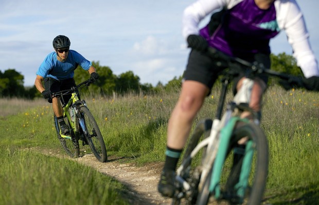 Como melhorar sua forma sem deixar de se divertir sobre a bicicleta