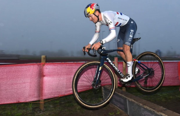 Dois saltos que lhe deram a vitória, vídeo com a ultrapassagem de Pidcock em Rucphen