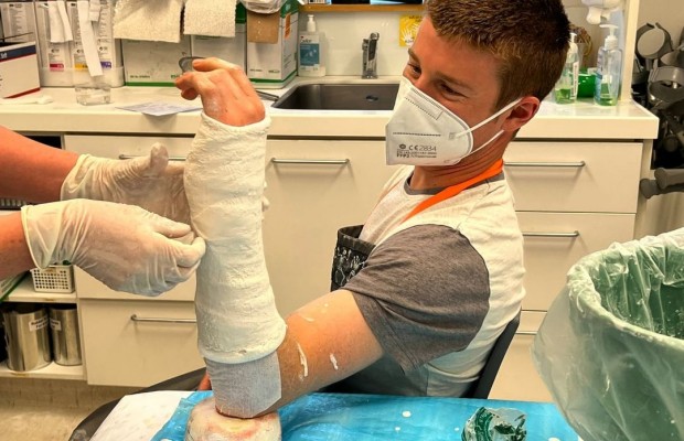 Anton Cooper é atropelado e sofre uma fratura do escafoide