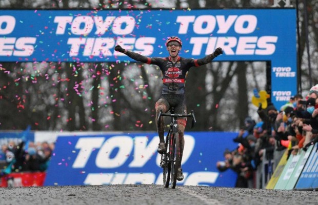 Vanthourenhout vence em Namur e Pidcock é o segundo depois de várias quedas