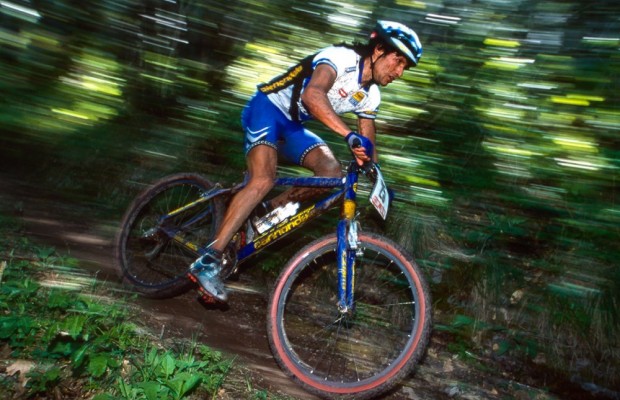O mítico Tinker Juarez assina aos 60 anos para a exótica equipe de Floyd Landis