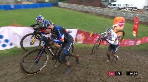 Van Aert dominates and wins the CX World Cup in Dendermonde against a Van der Poel who is lacking riding form