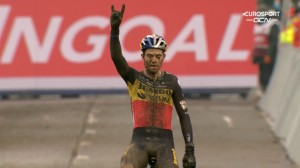 Van Aert dominates and wins the CX World Cup in Dendermonde against a Van der Poel who is lacking riding form