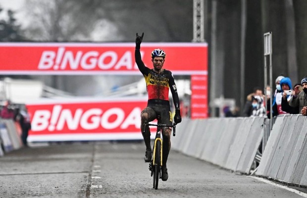 Van Aert dominates and wins the CX World Cup in Dendermonde against a Van der Poel who is lacking riding form