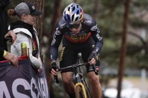 Van Aert tritura y gana el Superprestigio Heusden-Zolder, Van der Poel se retira