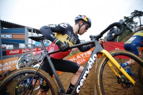 Van Aert tritura y gana el Superprestigio Heusden-Zolder, Van der Poel se retira