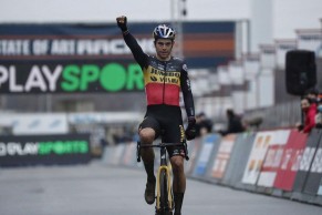 Van Aert tritura y gana el Superprestigio Heusden-Zolder, Van der Poel se retira