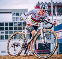 La espalda de nuevo dejó fuera de juego a Van der Poel: "Tal vez debería estar satisfecho con un quinto puesto"