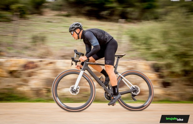 Probamos la Scott Addict Gravel Tuned: integración, velocidad y bikepacking todo en uno