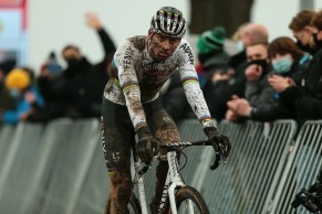 El fisio de Van der Poel dice que necesita descanso indefinido y que está pagando por su estilo de competición