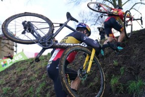 The best Pidcock of the season wins the Hulst CX World Cup, mechanics eliminate Van Aert