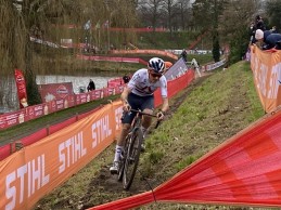The best Pidcock of the season wins the Hulst CX World Cup, mechanics eliminate Van Aert