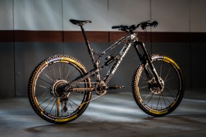 Edición especial Día de los Muertos para la Nukeproof de Sam Hill