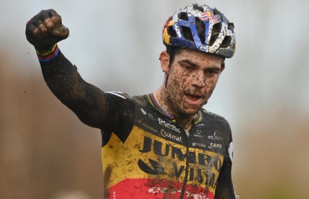 Parece impossível bater Wout van Aert, sétima vitória no GP Sven Nys