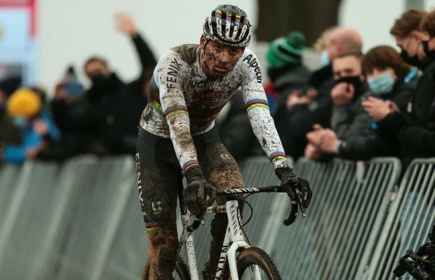 O fisioterapeuta de Van der Poel diz que ele precisa de descanso indefinido e está pagando por seu estilo de competição