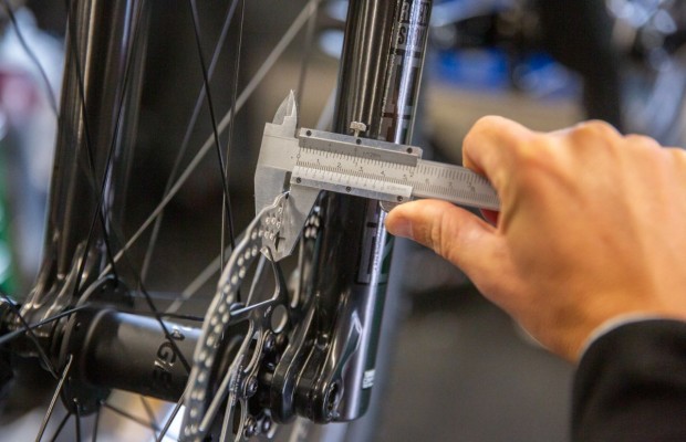 Como consertar um disco de freio empenado