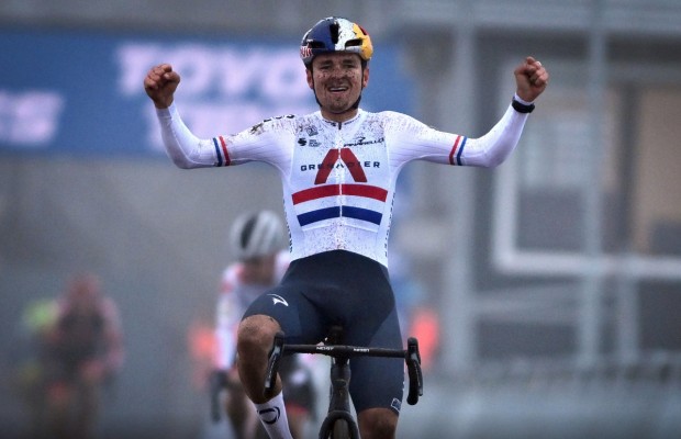 O melhor Pidcock da temporada vence a Copa do Mundo CX de Hulst, problemas mecânicos eliminam Van Aert