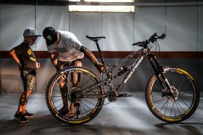 Edición especial Día de los Muertos para la Nukeproof de Sam Hill