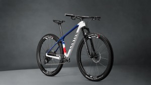 Loana Lecomte's New Canyon Lux and Exceed for 2022