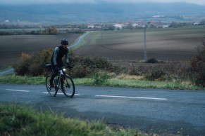 "El ciclismo profesional es violento, salir y perderme con la bici de gravel equilibra la balanza": Forged in solitude es lo último de Pachamama